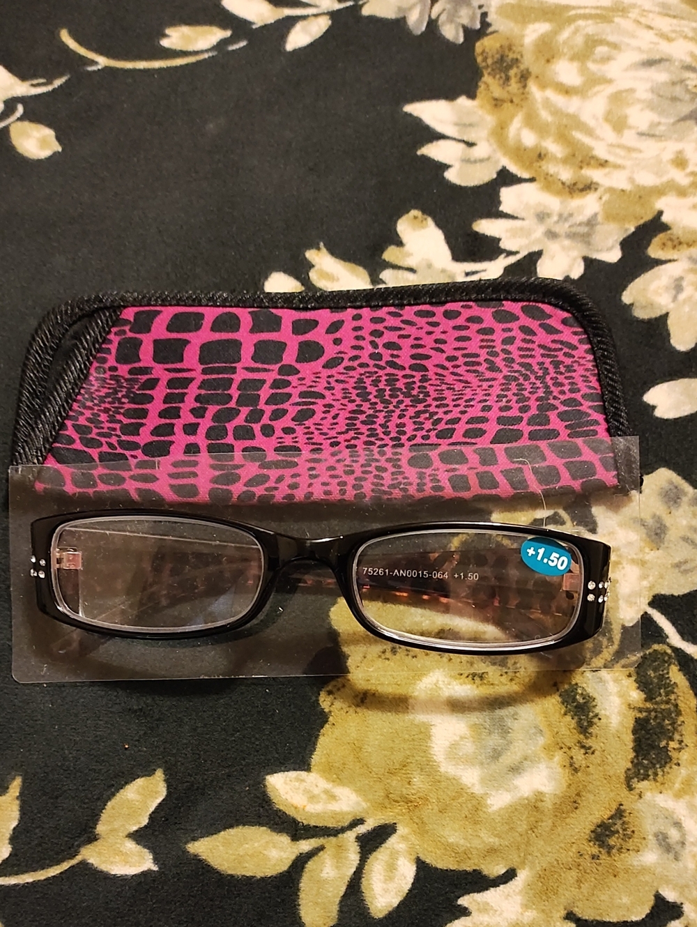 Source Unknown Black Reading Glasses with Pink Croc-Print Case